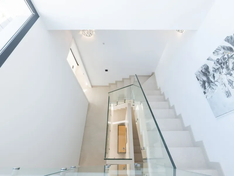 House - Townhouse в продаже в Estepona, Málaga. В доме 3 спален и 4 ванных комнат. Площадь дома 364 м². Площадь участка 108 м²