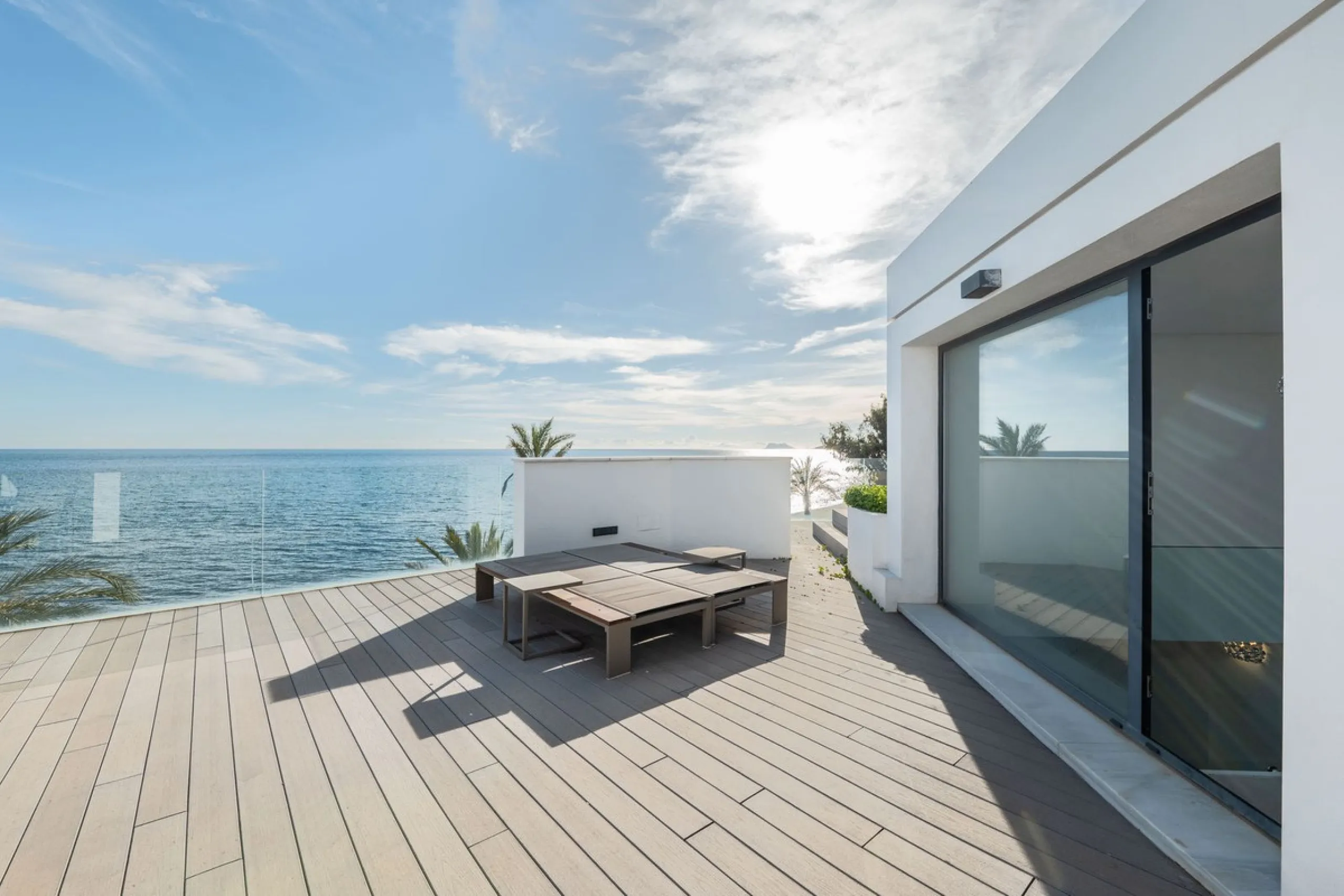 House - Townhouse в продаже в Estepona, Málaga. В доме 3 спален и 4 ванных комнат. Площадь дома 364 м². Площадь участка 108 м²