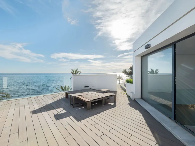 House - Townhouse в продаже в Estepona, Málaga. В доме 3 спален и 4 ванных комнат. Площадь дома 364 м². Площадь участка 108 м²