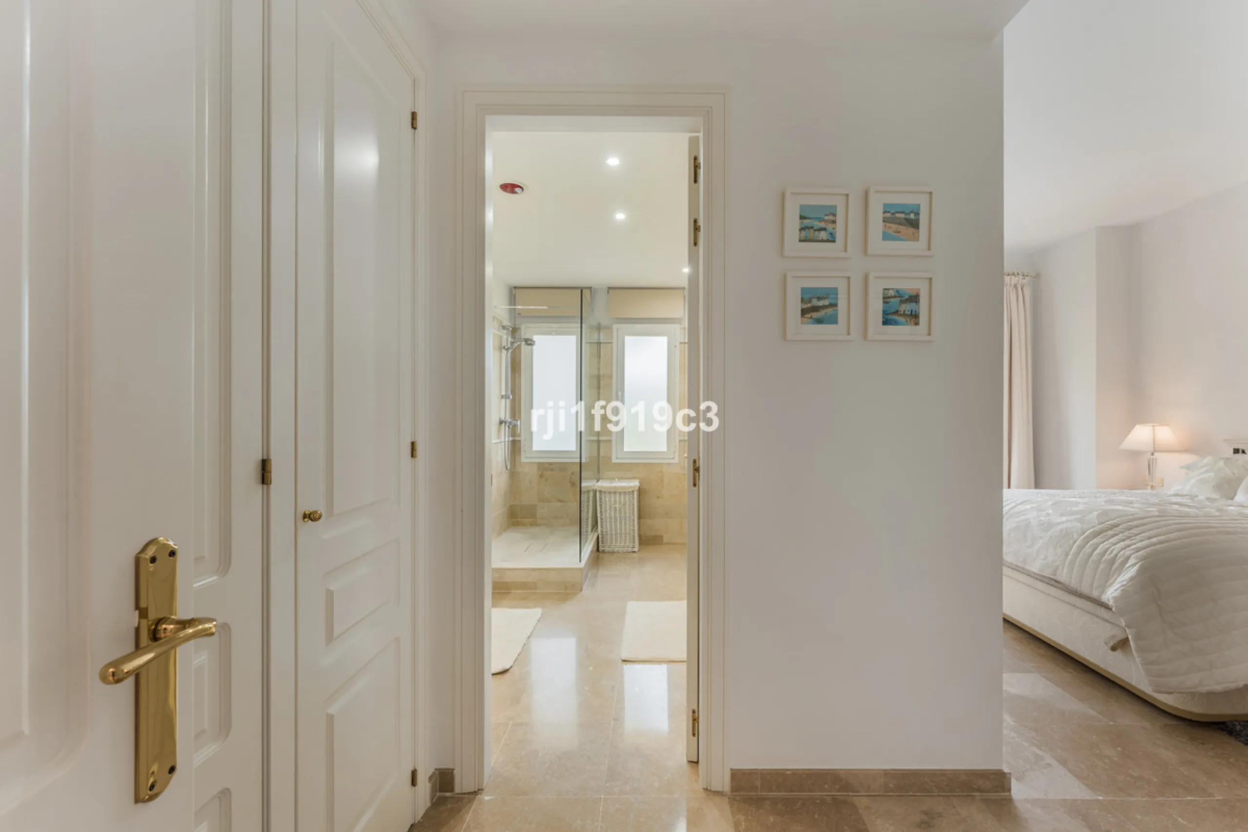 Wunderbares Apartment in der renommierten Wohnanlage Elviria Hills, einer der exklusivsten und begehrtesten Lagen im Osten von Marbella. Dieses elegante Apartment mit 103 m² zeichnet sich durch Großzügigkeit, Helligkeit und ein unvergleichliches Qualitätsniveau aus