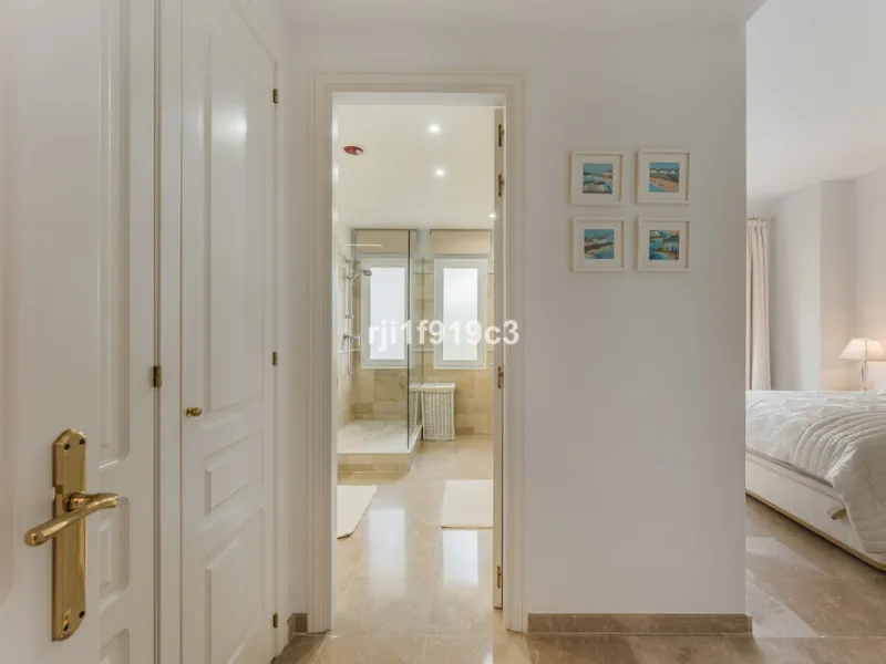 Wunderbares Apartment in der renommierten Wohnanlage Elviria Hills, einer der exklusivsten und begehrtesten Lagen im Osten von Marbella. Dieses elegante Apartment mit 103 m² zeichnet sich durch Großzügigkeit, Helligkeit und ein unvergleichliches Qualitätsniveau aus