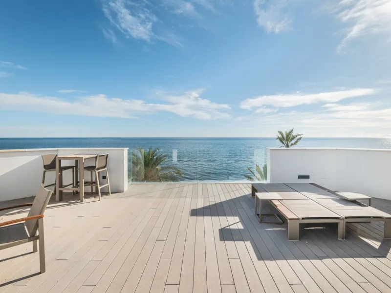 House - Townhouse в продаже в Estepona, Málaga. В доме 3 спален и 4 ванных комнат. Площадь дома 364 м². Площадь участка 108 м²