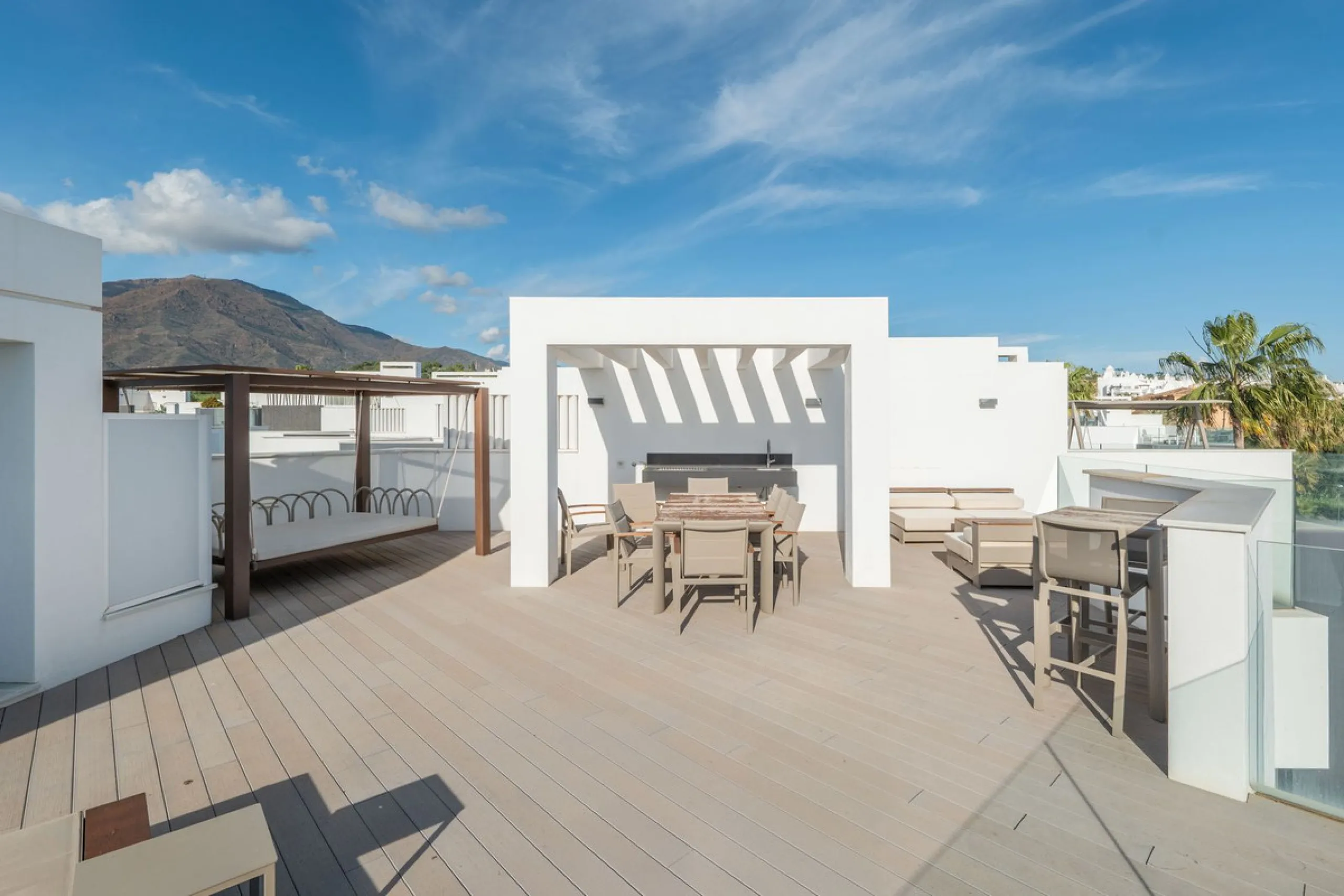 House - Townhouse в продаже в Estepona, Málaga. В доме 3 спален и 4 ванных комнат. Площадь дома 364 м². Площадь участка 108 м²