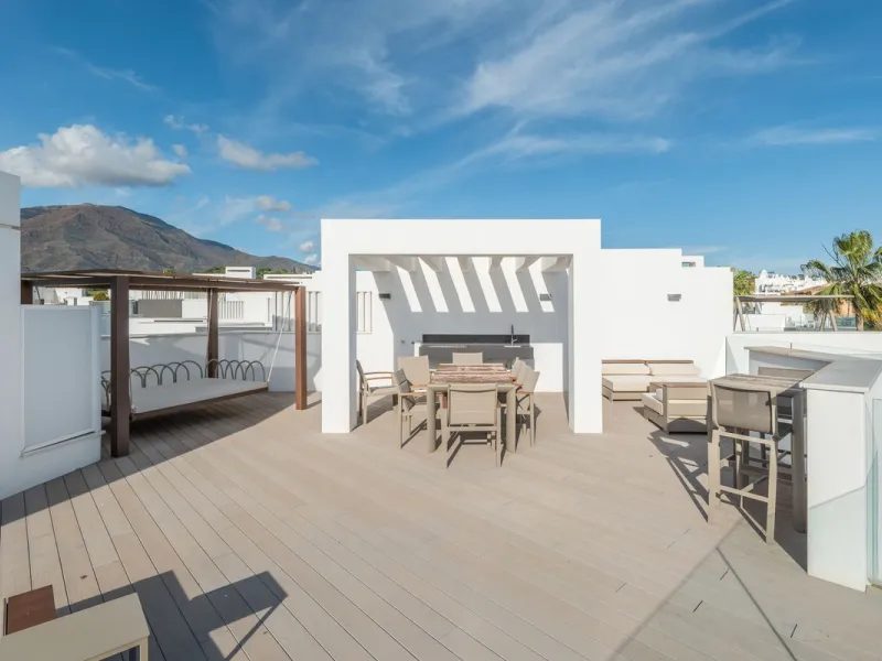 House - Townhouse в продаже в Estepona, Málaga. В доме 3 спален и 4 ванных комнат. Площадь дома 364 м². Площадь участка 108 м²