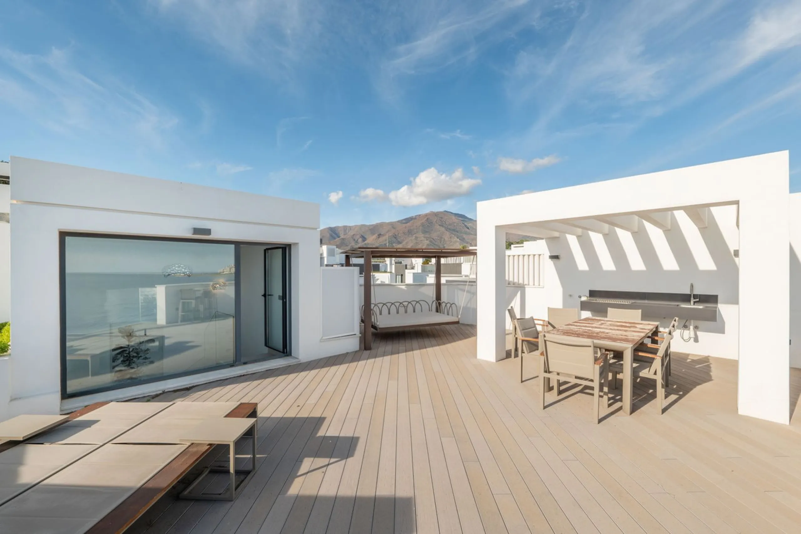 House - Townhouse в продаже в Estepona, Málaga. В доме 3 спален и 4 ванных комнат. Площадь дома 364 м². Площадь участка 108 м²