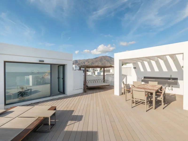 House - Townhouse в продаже в Estepona, Málaga. В доме 3 спален и 4 ванных комнат. Площадь дома 364 м². Площадь участка 108 м²