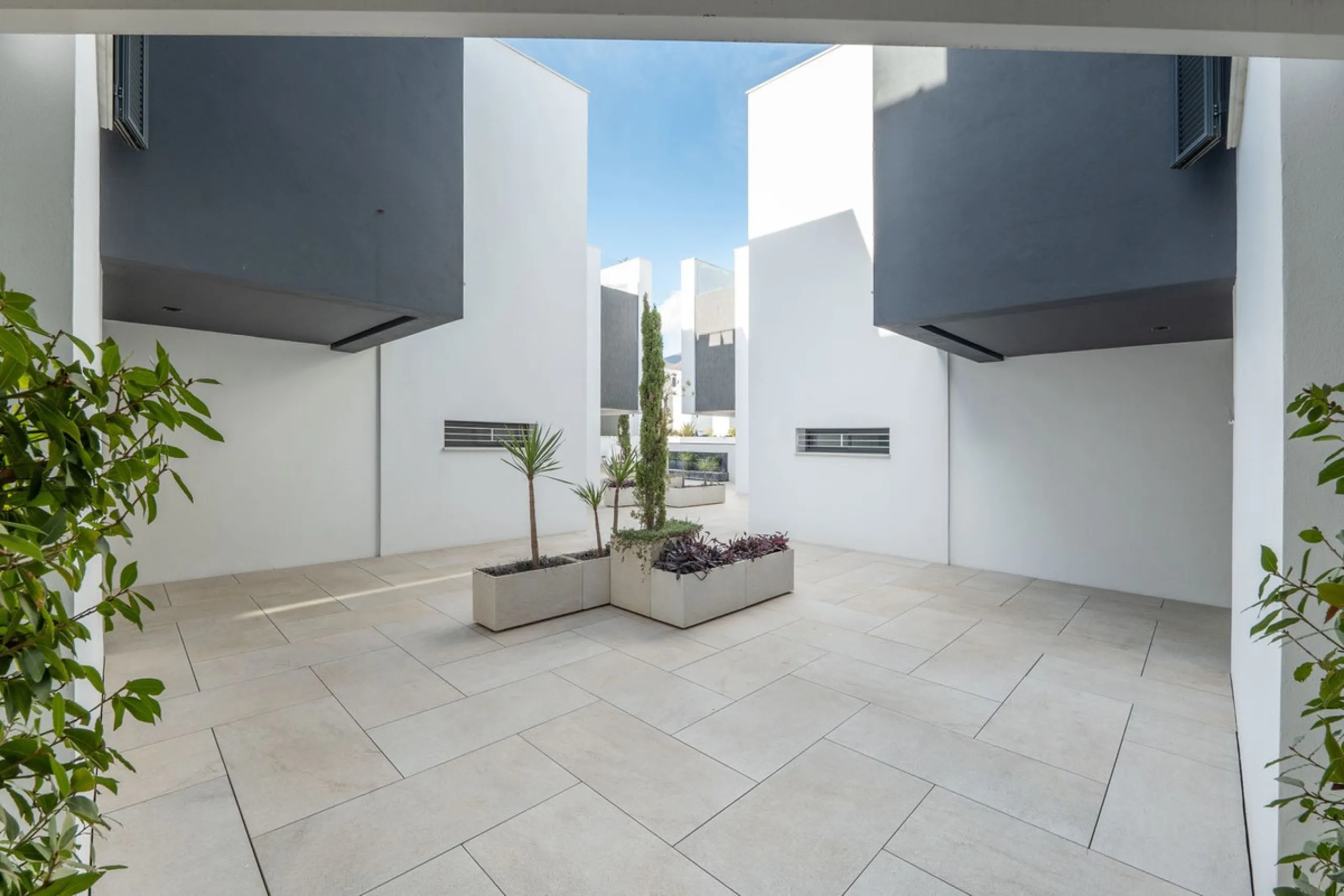 House - Townhouse в продаже в Estepona, Málaga. В доме 3 спален и 4 ванных комнат. Площадь дома 364 м². Площадь участка 108 м²