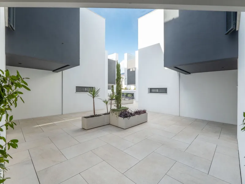 House - Townhouse в продаже в Estepona, Málaga. В доме 3 спален и 4 ванных комнат. Площадь дома 364 м². Площадь участка 108 м²