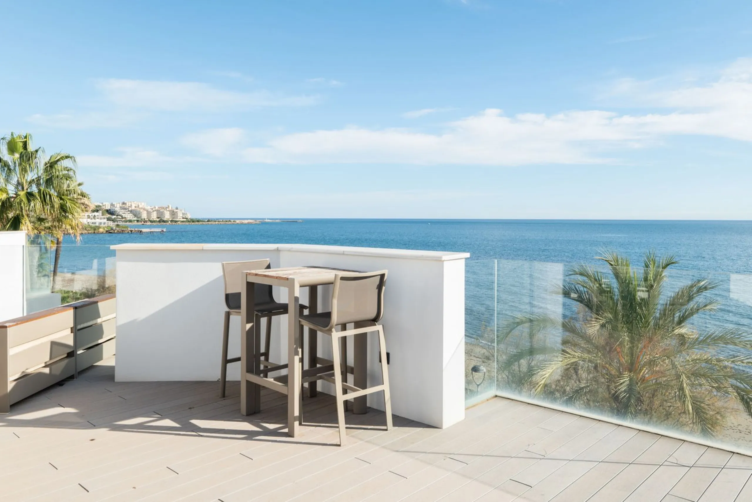 House - Townhouse в продаже в Estepona, Málaga. В доме 3 спален и 4 ванных комнат. Площадь дома 364 м². Площадь участка 108 м²