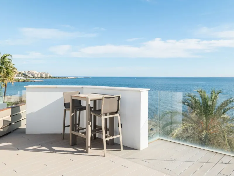 House - Townhouse в продаже в Estepona, Málaga. В доме 3 спален и 4 ванных комнат. Площадь дома 364 м². Площадь участка 108 м²