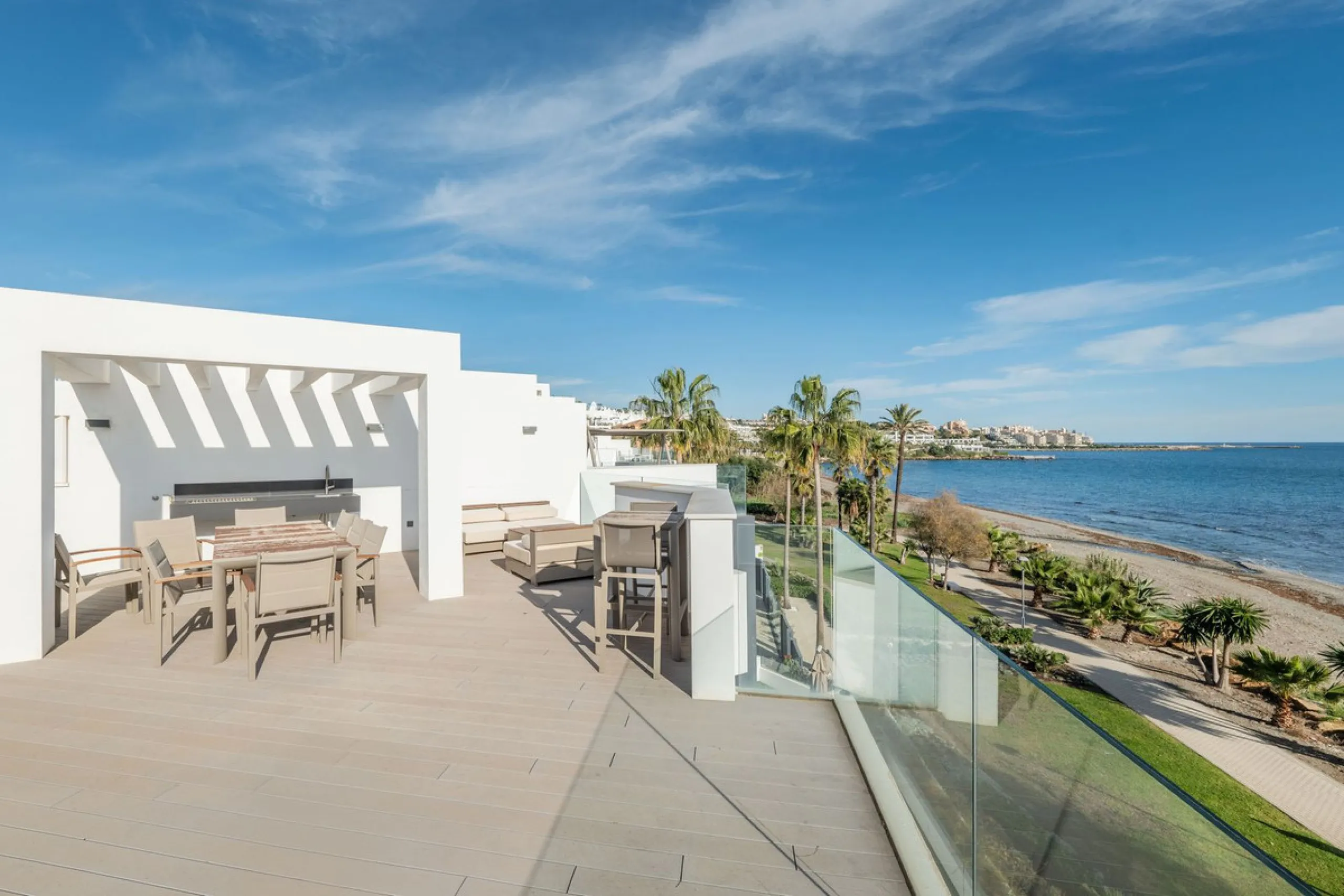 House - Townhouse в продаже в Estepona, Málaga. В доме 3 спален и 4 ванных комнат. Площадь дома 364 м². Площадь участка 108 м²