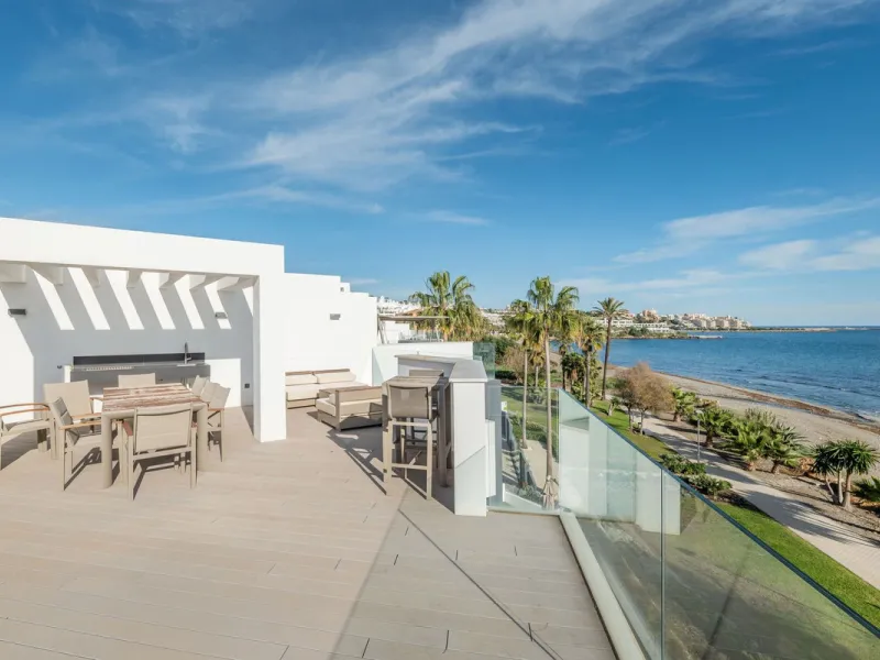 House - Townhouse в продаже в Estepona, Málaga. В доме 3 спален и 4 ванных комнат. Площадь дома 364 м². Площадь участка 108 м²