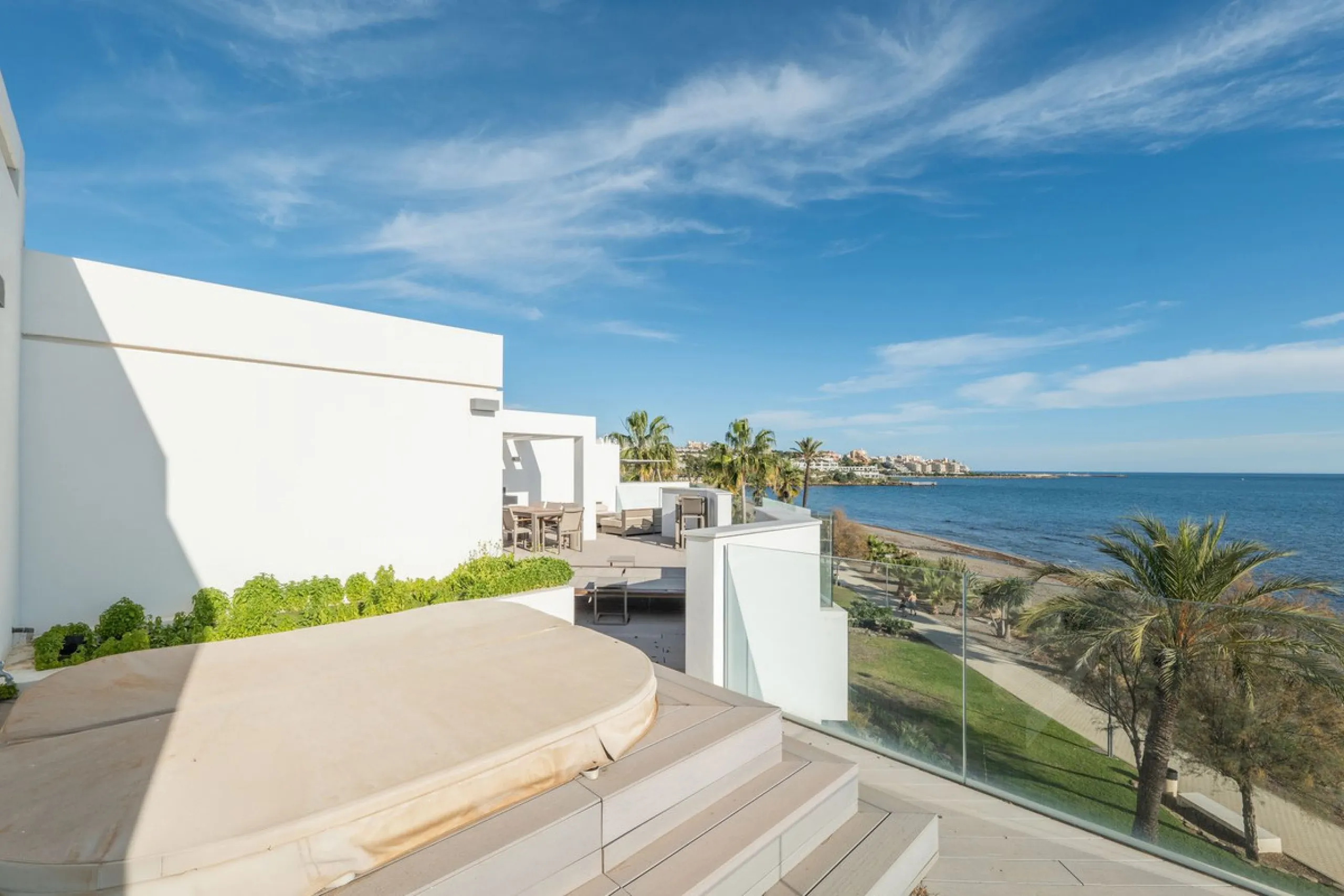House - Townhouse в продаже в Estepona, Málaga. В доме 3 спален и 4 ванных комнат. Площадь дома 364 м². Площадь участка 108 м²