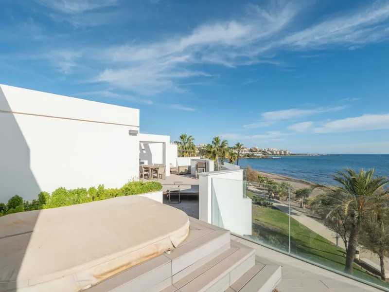 House - Townhouse в продаже в Estepona, Málaga. В доме 3 спален и 4 ванных комнат. Площадь дома 364 м². Площадь участка 108 м²