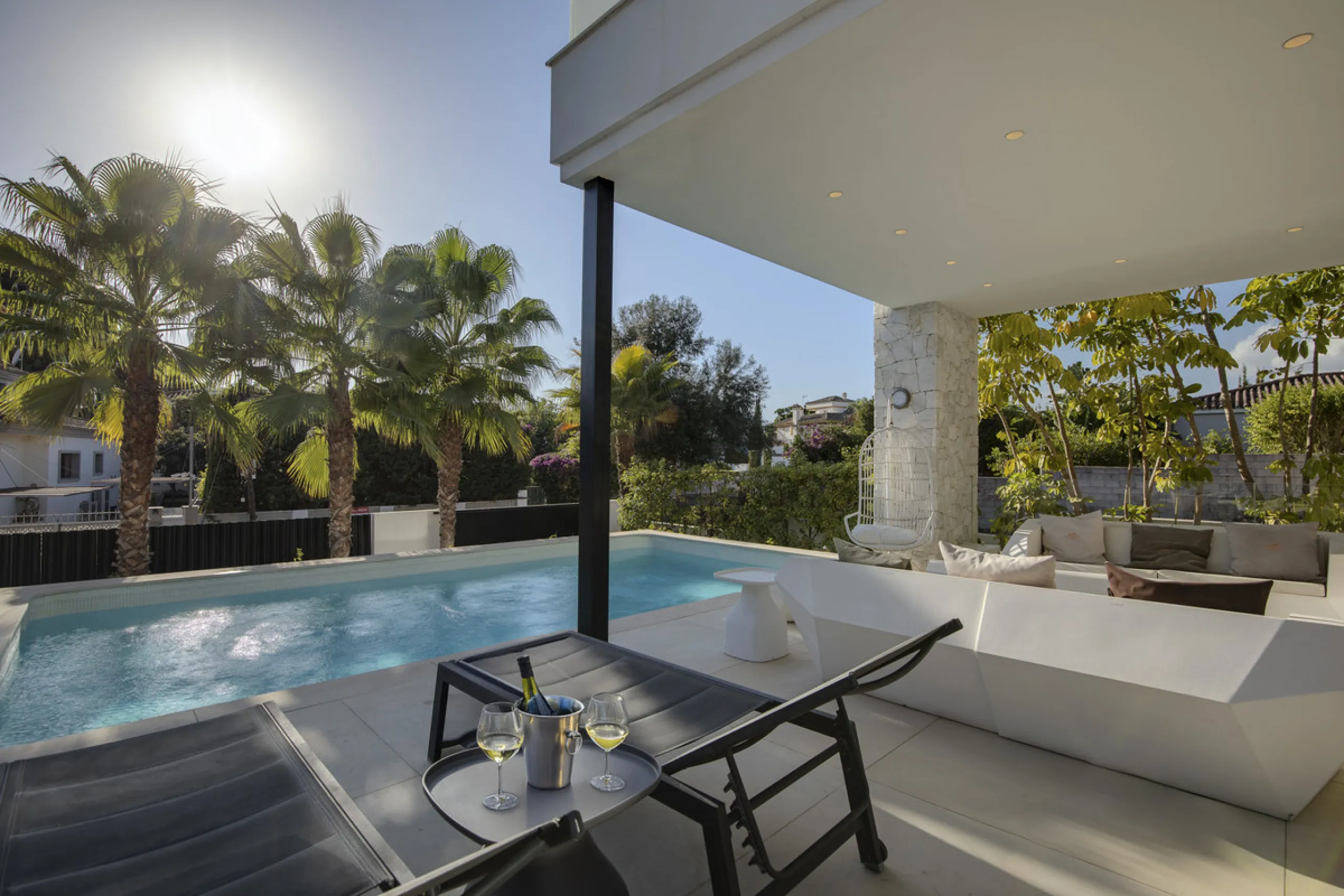 Experience the perfect blend of contemporary design and beachside living in this stunning modern villa in San Pedro de Alcántara. Bathed in natural light, the home features sleek, open-plan living with a spacious kitchen and dining area, an office, and a 