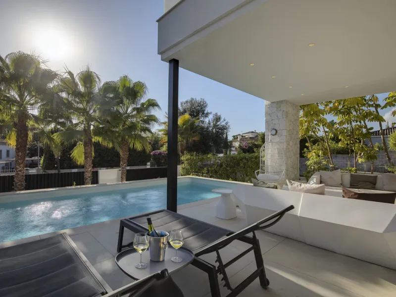 Experience the perfect blend of contemporary design and beachside living in this stunning modern villa in San Pedro de Alcántara. Bathed in natural light, the home features sleek, open-plan living with a spacious kitchen and dining area, an office, and a 