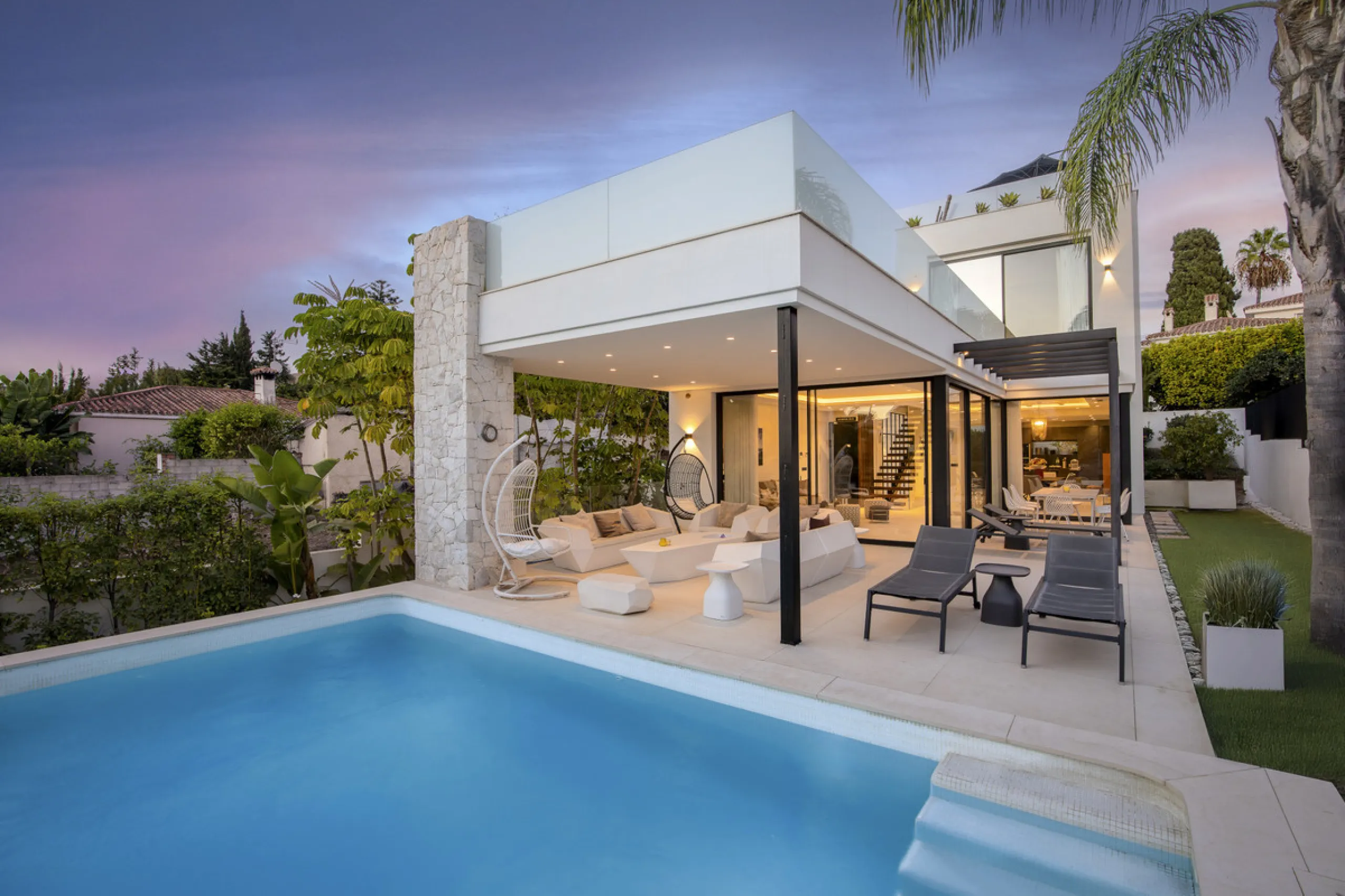 Experience the perfect blend of contemporary design and beachside living in this stunning modern villa in San Pedro de Alcántara. Bathed in natural light, the home features sleek, open-plan living with a spacious kitchen and dining area, an office, and a 