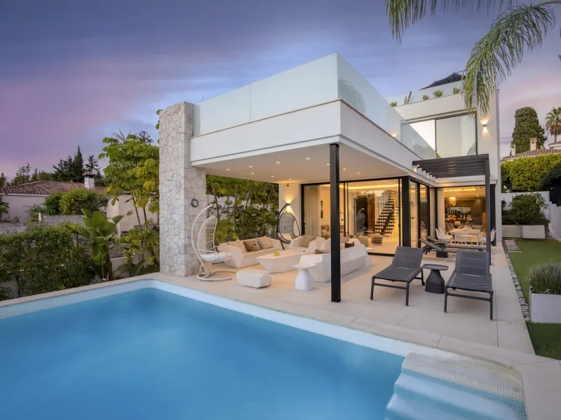 Experience the perfect blend of contemporary design and beachside living in this stunning modern villa in San Pedro de Alcántara. Bathed in natural light, the home features sleek, open-plan living with a spacious kitchen and dining area, an office, and a 