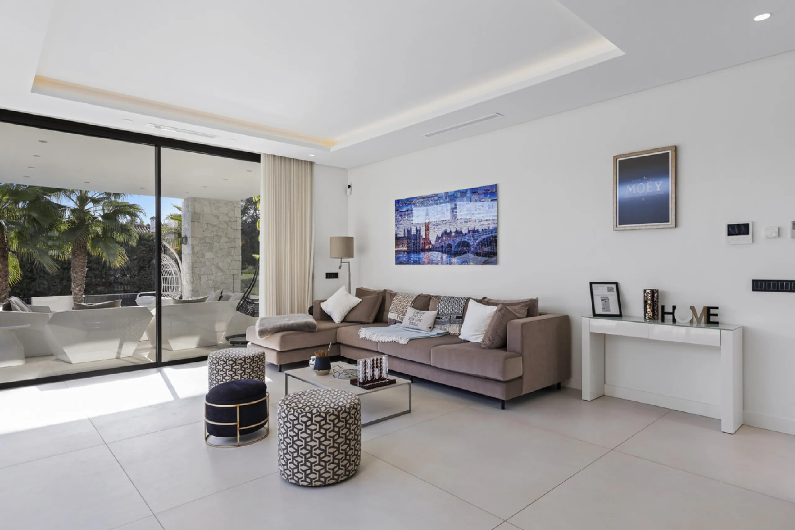 Experience the perfect blend of contemporary design and beachside living in this stunning modern villa in San Pedro de Alcántara. Bathed in natural light, the home features sleek, open-plan living with a spacious kitchen and dining area, an office, and a 
