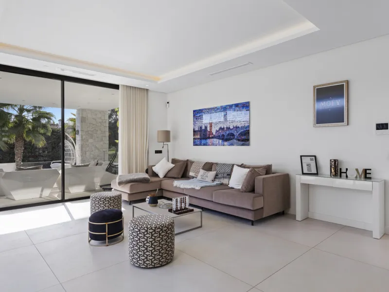 Experience the perfect blend of contemporary design and beachside living in this stunning modern villa in San Pedro de Alcántara. Bathed in natural light, the home features sleek, open-plan living with a spacious kitchen and dining area, an office, and a 