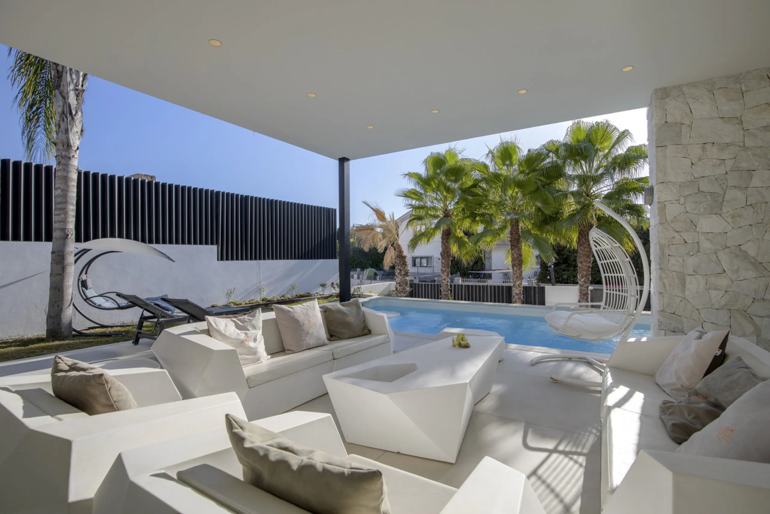 Experience the perfect blend of contemporary design and beachside living in this stunning modern villa in San Pedro de Alcántara. Bathed in natural light, the home features sleek, open-plan living with a spacious kitchen and dining area, an office, and a 