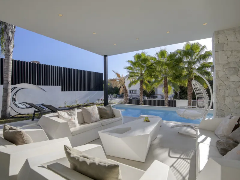 Experience the perfect blend of contemporary design and beachside living in this stunning modern villa in San Pedro de Alcántara. Bathed in natural light, the home features sleek, open-plan living with a spacious kitchen and dining area, an office, and a 