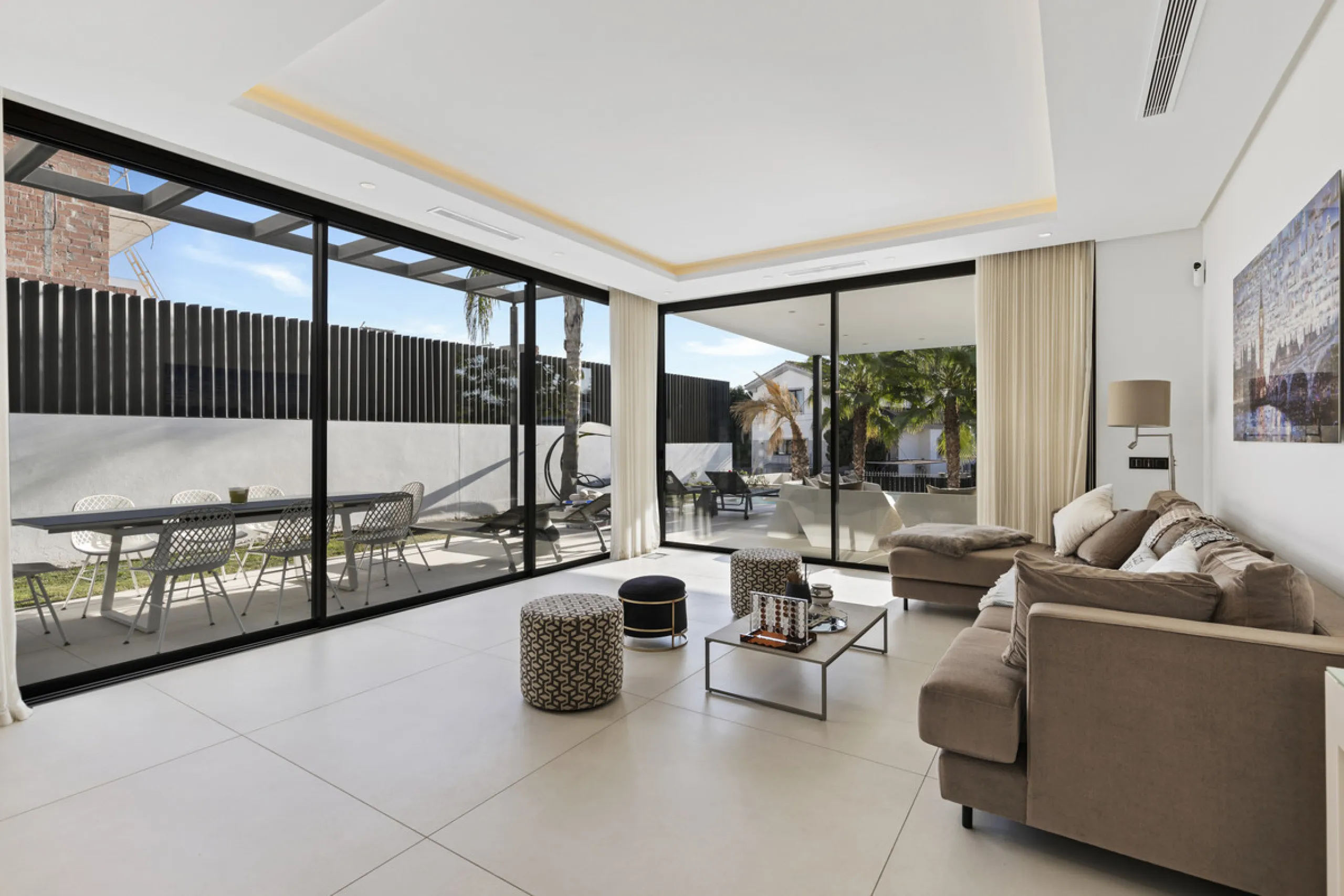 Experience the perfect blend of contemporary design and beachside living in this stunning modern villa in San Pedro de Alcántara. Bathed in natural light, the home features sleek, open-plan living with a spacious kitchen and dining area, an office, and a 