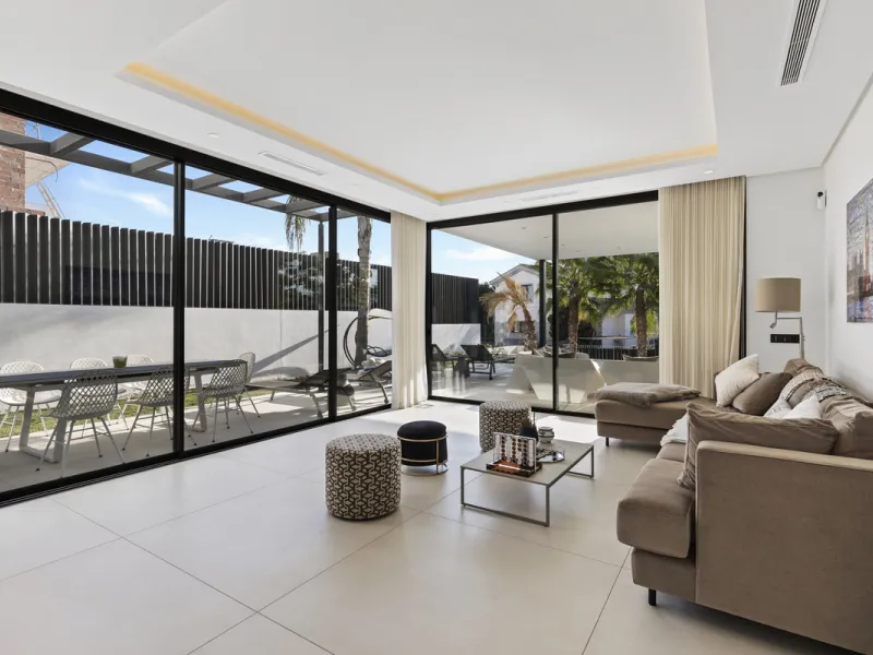 Experience the perfect blend of contemporary design and beachside living in this stunning modern villa in San Pedro de Alcántara. Bathed in natural light, the home features sleek, open-plan living with a spacious kitchen and dining area, an office, and a 