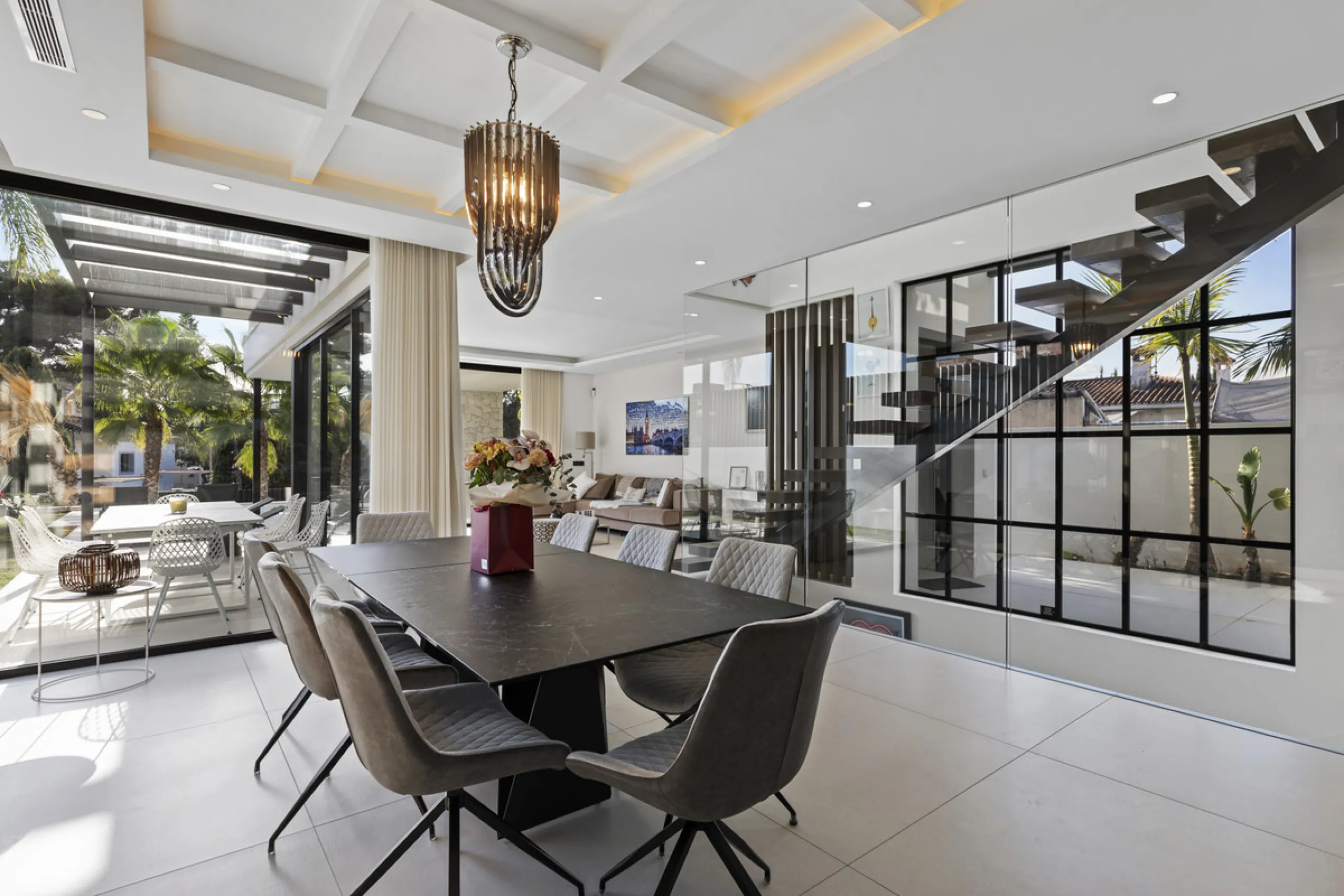 Experience the perfect blend of contemporary design and beachside living in this stunning modern villa in San Pedro de Alcántara. Bathed in natural light, the home features sleek, open-plan living with a spacious kitchen and dining area, an office, and a 