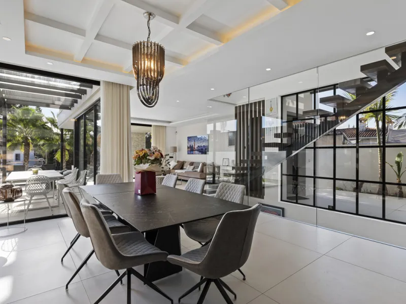 Experience the perfect blend of contemporary design and beachside living in this stunning modern villa in San Pedro de Alcántara. Bathed in natural light, the home features sleek, open-plan living with a spacious kitchen and dining area, an office, and a 
