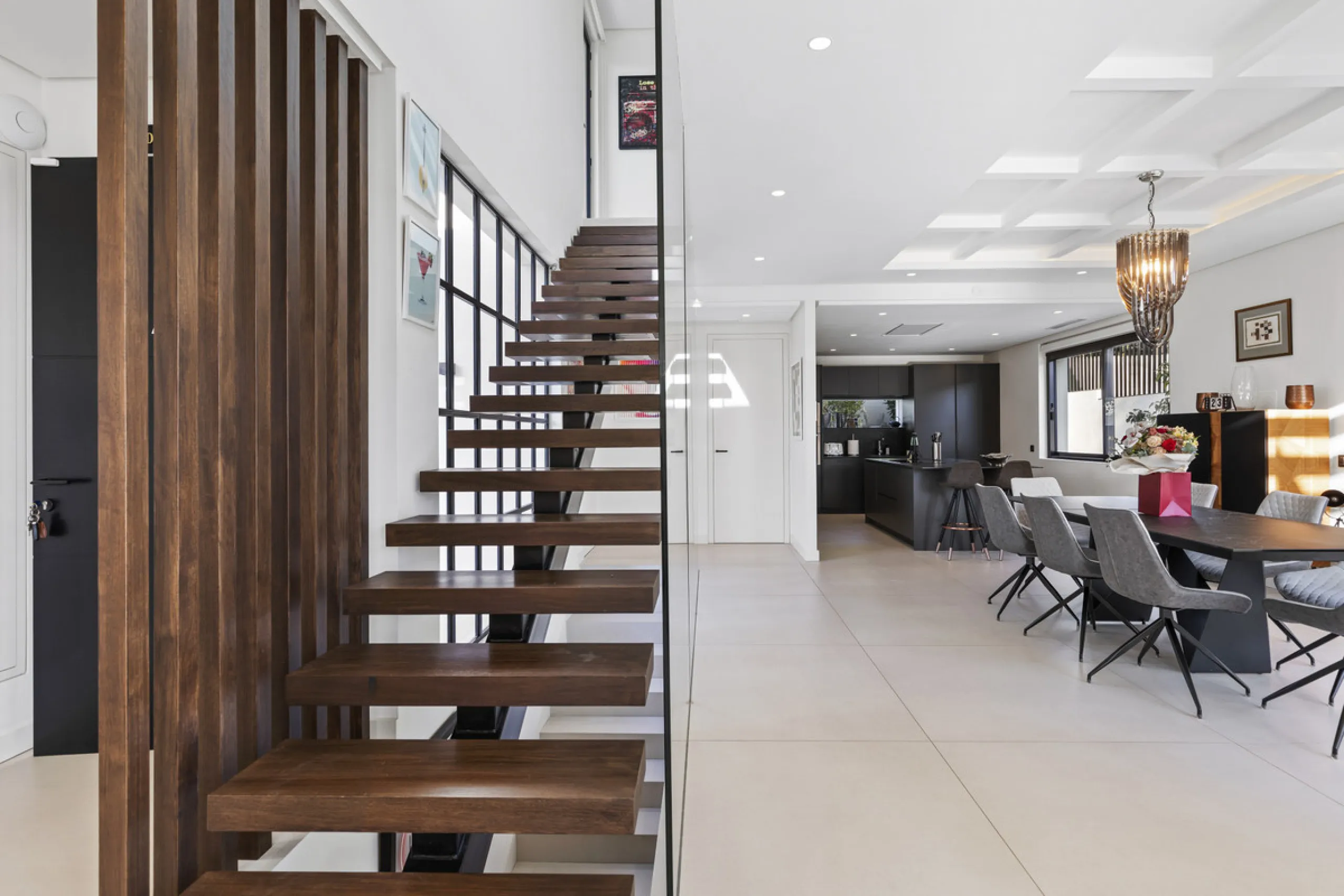 Experience the perfect blend of contemporary design and beachside living in this stunning modern villa in San Pedro de Alcántara. Bathed in natural light, the home features sleek, open-plan living with a spacious kitchen and dining area, an office, and a 