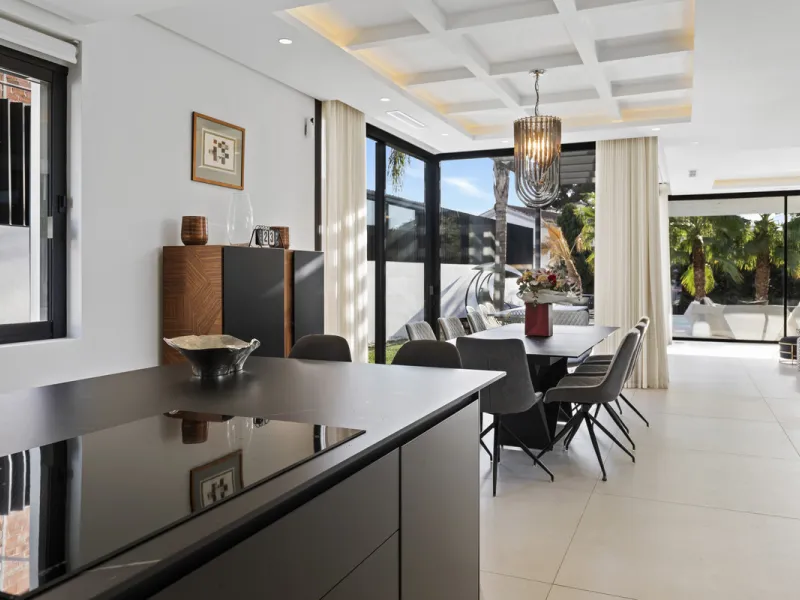 Experience the perfect blend of contemporary design and beachside living in this stunning modern villa in San Pedro de Alcántara. Bathed in natural light, the home features sleek, open-plan living with a spacious kitchen and dining area, an office, and a 