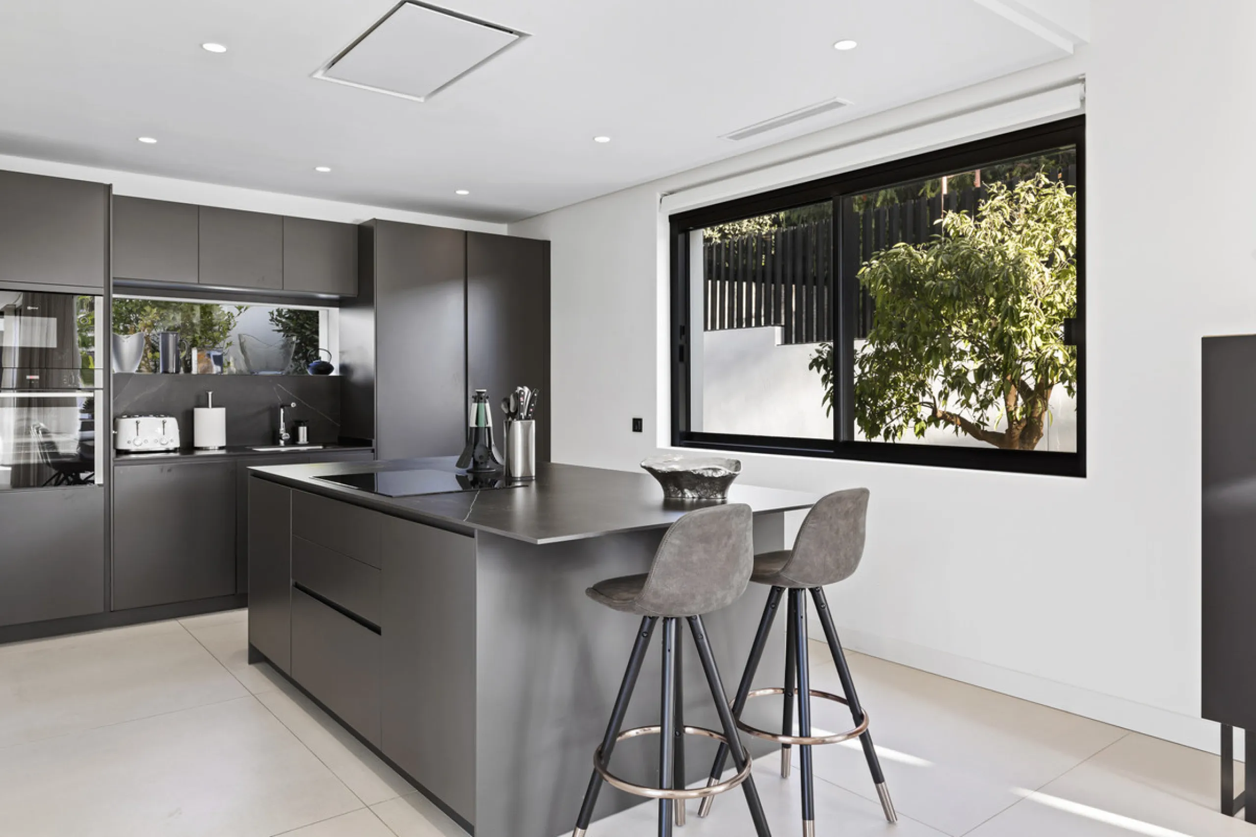 Experience the perfect blend of contemporary design and beachside living in this stunning modern villa in San Pedro de Alcántara. Bathed in natural light, the home features sleek, open-plan living with a spacious kitchen and dining area, an office, and a 
