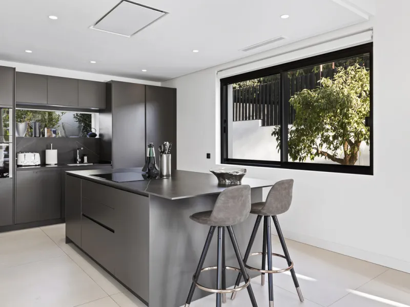Experience the perfect blend of contemporary design and beachside living in this stunning modern villa in San Pedro de Alcántara. Bathed in natural light, the home features sleek, open-plan living with a spacious kitchen and dining area, an office, and a 