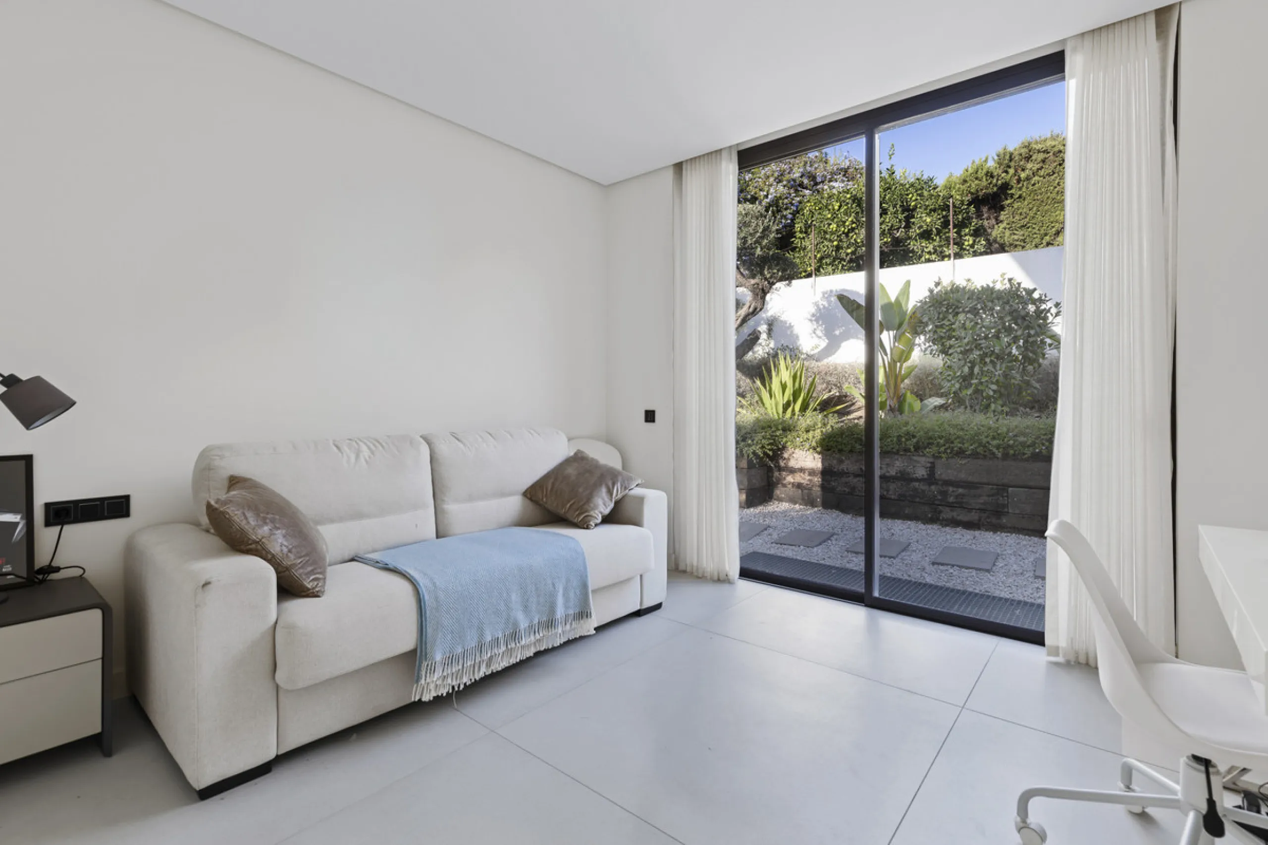 Experience the perfect blend of contemporary design and beachside living in this stunning modern villa in San Pedro de Alcántara. Bathed in natural light, the home features sleek, open-plan living with a spacious kitchen and dining area, an office, and a 