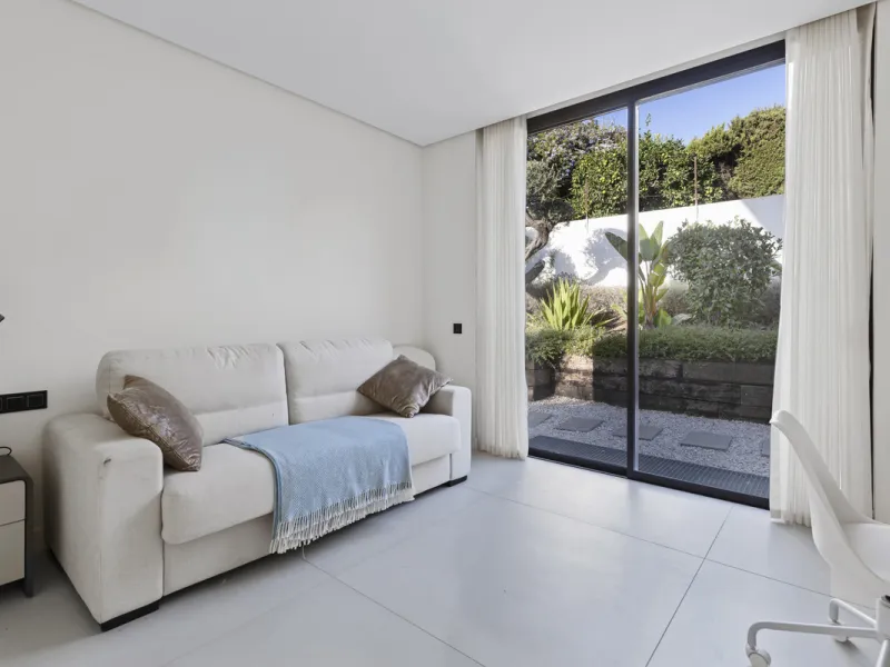 Experience the perfect blend of contemporary design and beachside living in this stunning modern villa in San Pedro de Alcántara. Bathed in natural light, the home features sleek, open-plan living with a spacious kitchen and dining area, an office, and a 