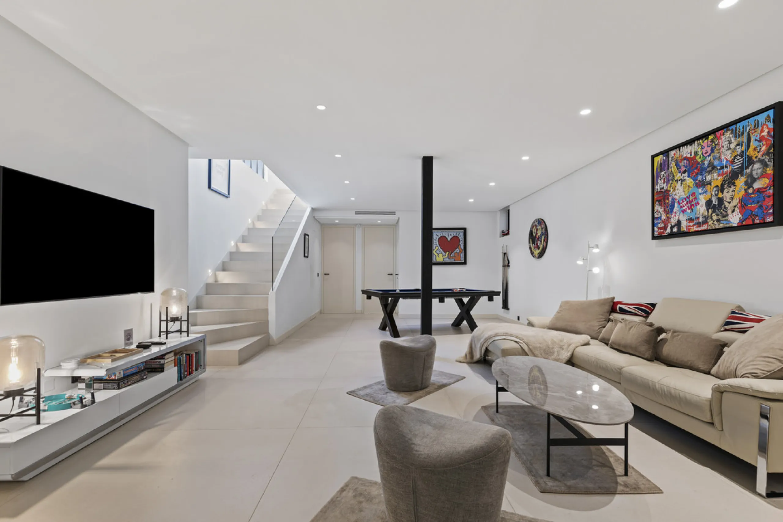 Experience the perfect blend of contemporary design and beachside living in this stunning modern villa in San Pedro de Alcántara. Bathed in natural light, the home features sleek, open-plan living with a spacious kitchen and dining area, an office, and a 