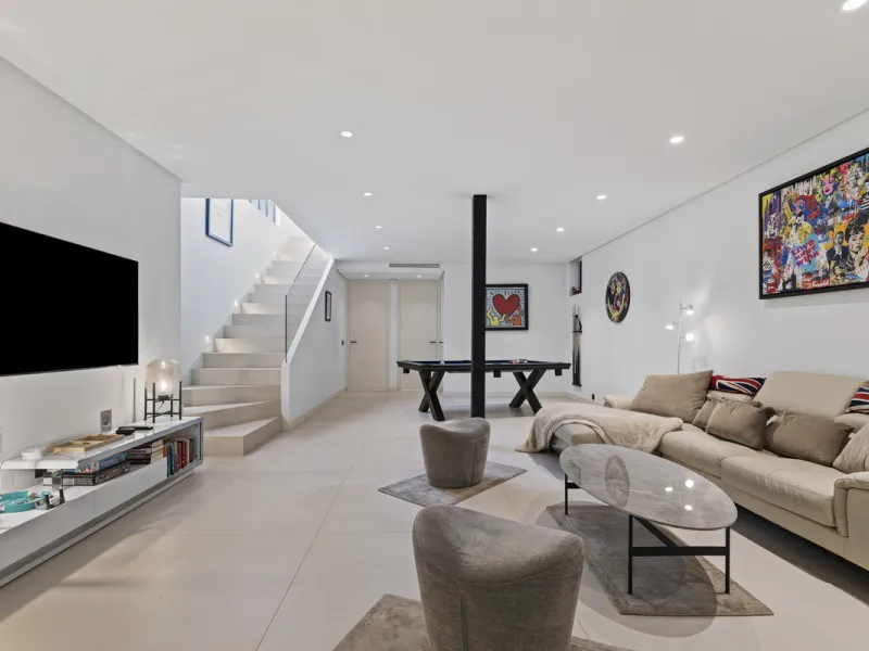 Experience the perfect blend of contemporary design and beachside living in this stunning modern villa in San Pedro de Alcántara. Bathed in natural light, the home features sleek, open-plan living with a spacious kitchen and dining area, an office, and a 