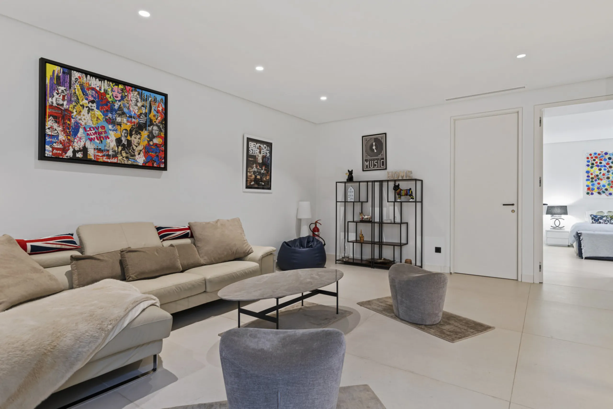 Experience the perfect blend of contemporary design and beachside living in this stunning modern villa in San Pedro de Alcántara. Bathed in natural light, the home features sleek, open-plan living with a spacious kitchen and dining area, an office, and a 