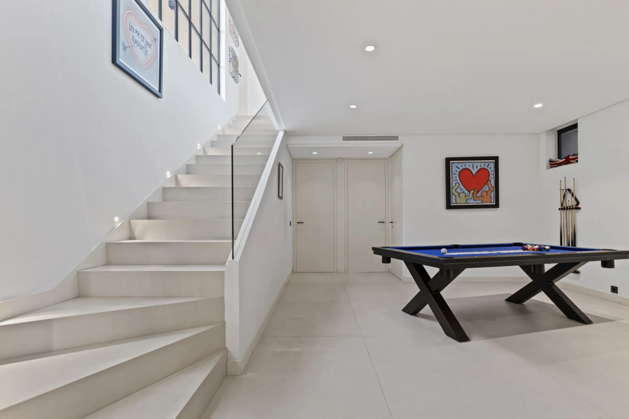 Experience the perfect blend of contemporary design and beachside living in this stunning modern villa in San Pedro de Alcántara. Bathed in natural light, the home features sleek, open-plan living with a spacious kitchen and dining area, an office, and a 