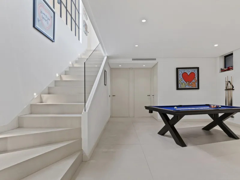 Experience the perfect blend of contemporary design and beachside living in this stunning modern villa in San Pedro de Alcántara. Bathed in natural light, the home features sleek, open-plan living with a spacious kitchen and dining area, an office, and a 