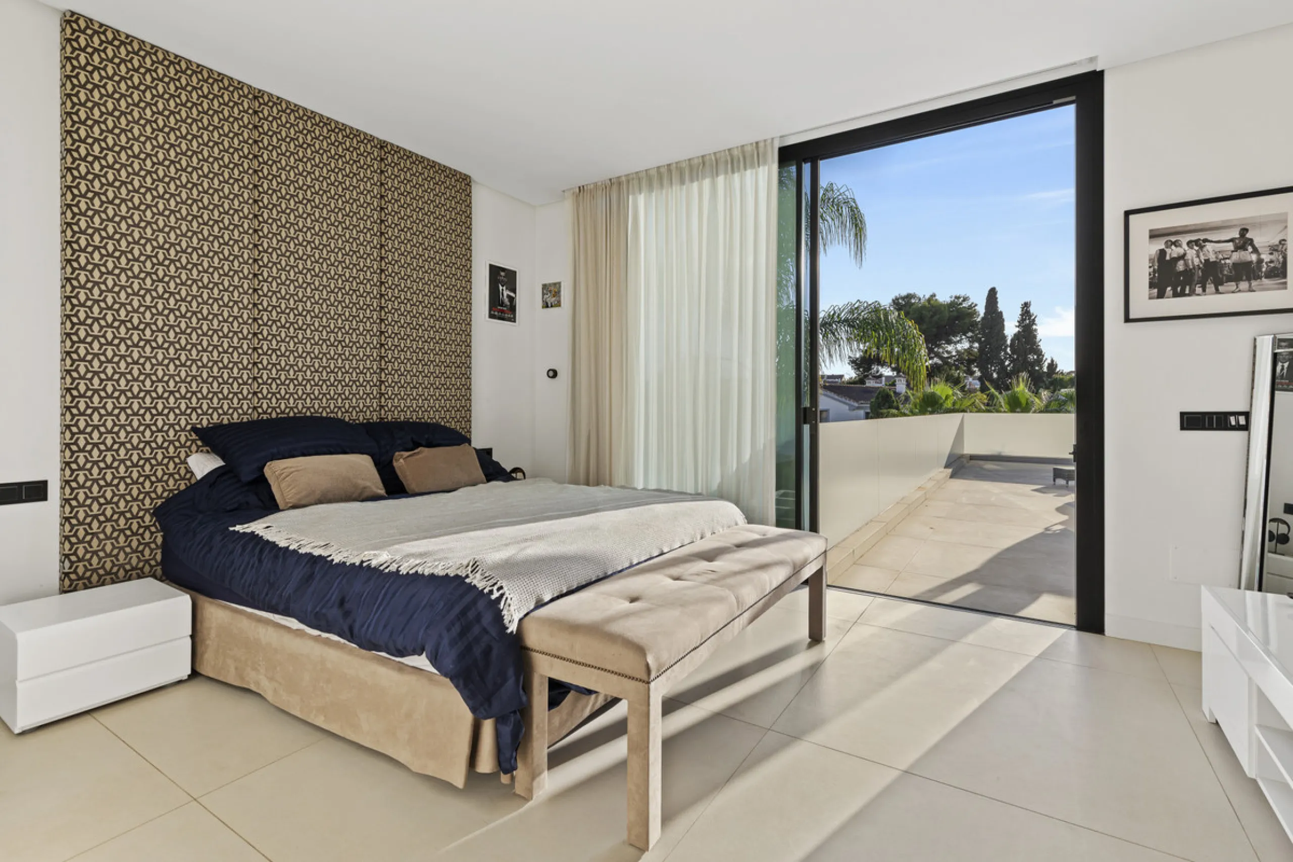 Experience the perfect blend of contemporary design and beachside living in this stunning modern villa in San Pedro de Alcántara. Bathed in natural light, the home features sleek, open-plan living with a spacious kitchen and dining area, an office, and a 