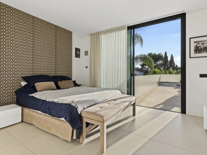 Experience the perfect blend of contemporary design and beachside living in this stunning modern villa in San Pedro de Alcántara. Bathed in natural light, the home features sleek, open-plan living with a spacious kitchen and dining area, an office, and a 
