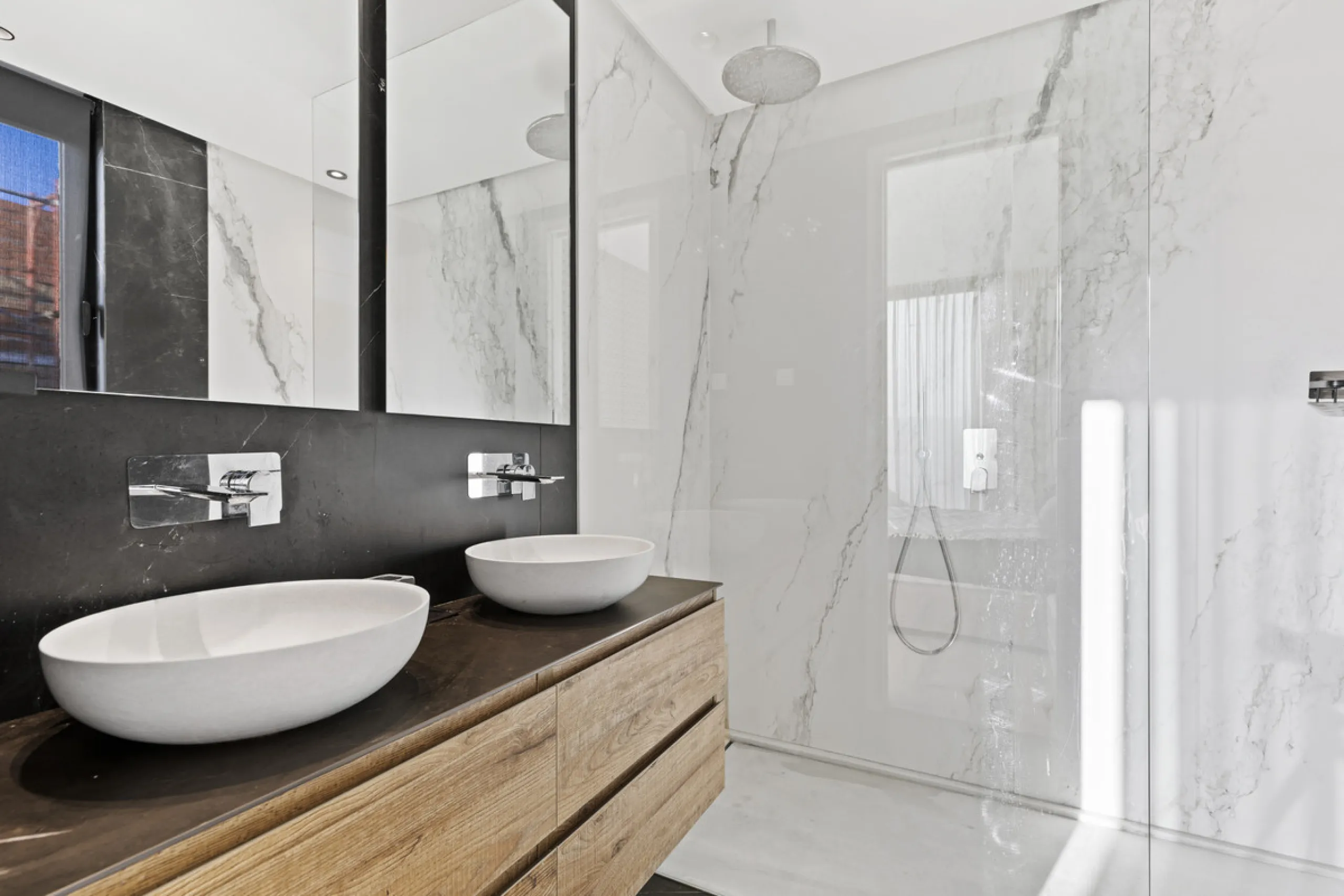 Experience the perfect blend of contemporary design and beachside living in this stunning modern villa in San Pedro de Alcántara. Bathed in natural light, the home features sleek, open-plan living with a spacious kitchen and dining area, an office, and a 