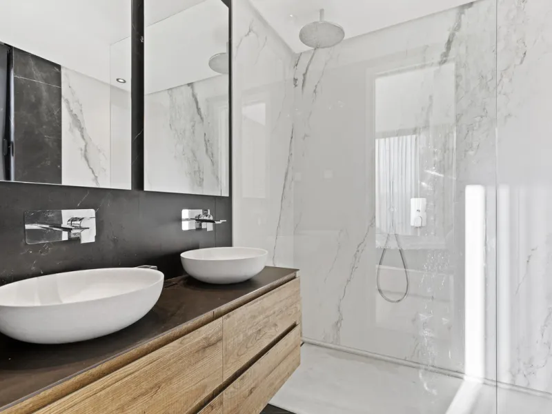 Experience the perfect blend of contemporary design and beachside living in this stunning modern villa in San Pedro de Alcántara. Bathed in natural light, the home features sleek, open-plan living with a spacious kitchen and dining area, an office, and a 