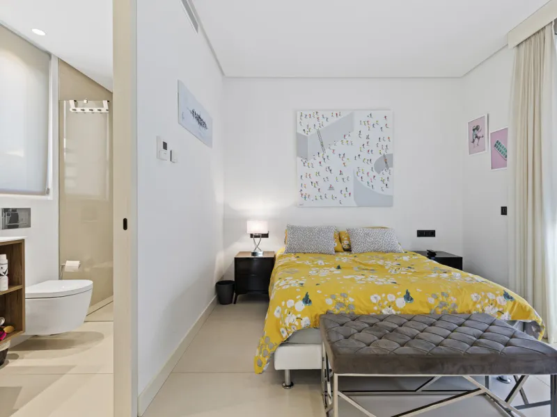 Experience the perfect blend of contemporary design and beachside living in this stunning modern villa in San Pedro de Alcántara. Bathed in natural light, the home features sleek, open-plan living with a spacious kitchen and dining area, an office, and a 