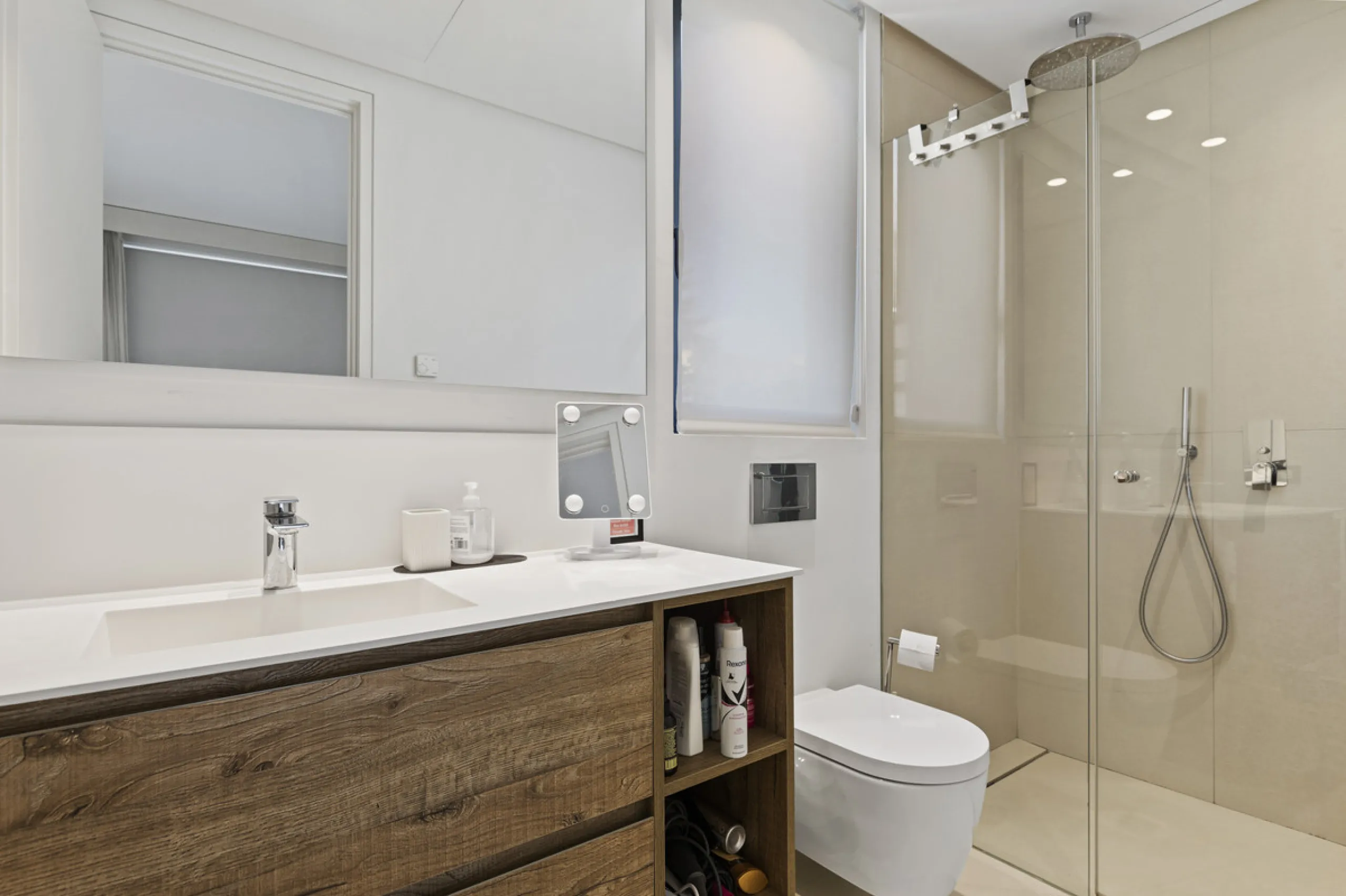 Experience the perfect blend of contemporary design and beachside living in this stunning modern villa in San Pedro de Alcántara. Bathed in natural light, the home features sleek, open-plan living with a spacious kitchen and dining area, an office, and a 