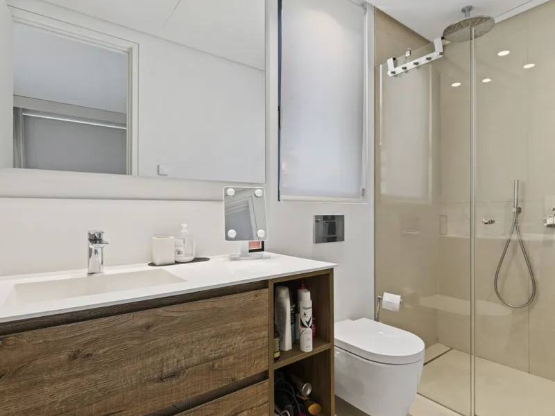 Experience the perfect blend of contemporary design and beachside living in this stunning modern villa in San Pedro de Alcántara. Bathed in natural light, the home features sleek, open-plan living with a spacious kitchen and dining area, an office, and a 