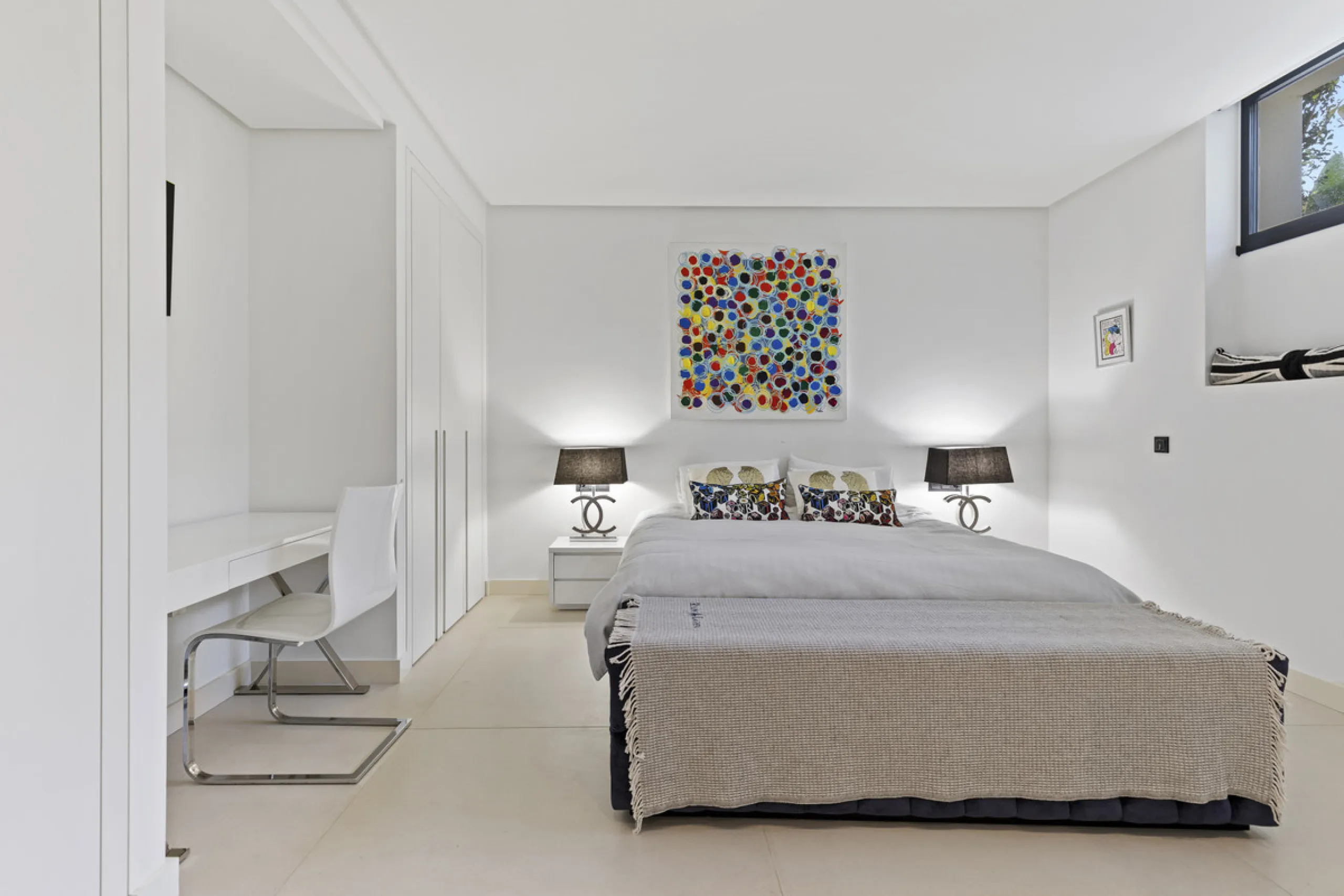 Experience the perfect blend of contemporary design and beachside living in this stunning modern villa in San Pedro de Alcántara. Bathed in natural light, the home features sleek, open-plan living with a spacious kitchen and dining area, an office, and a 
