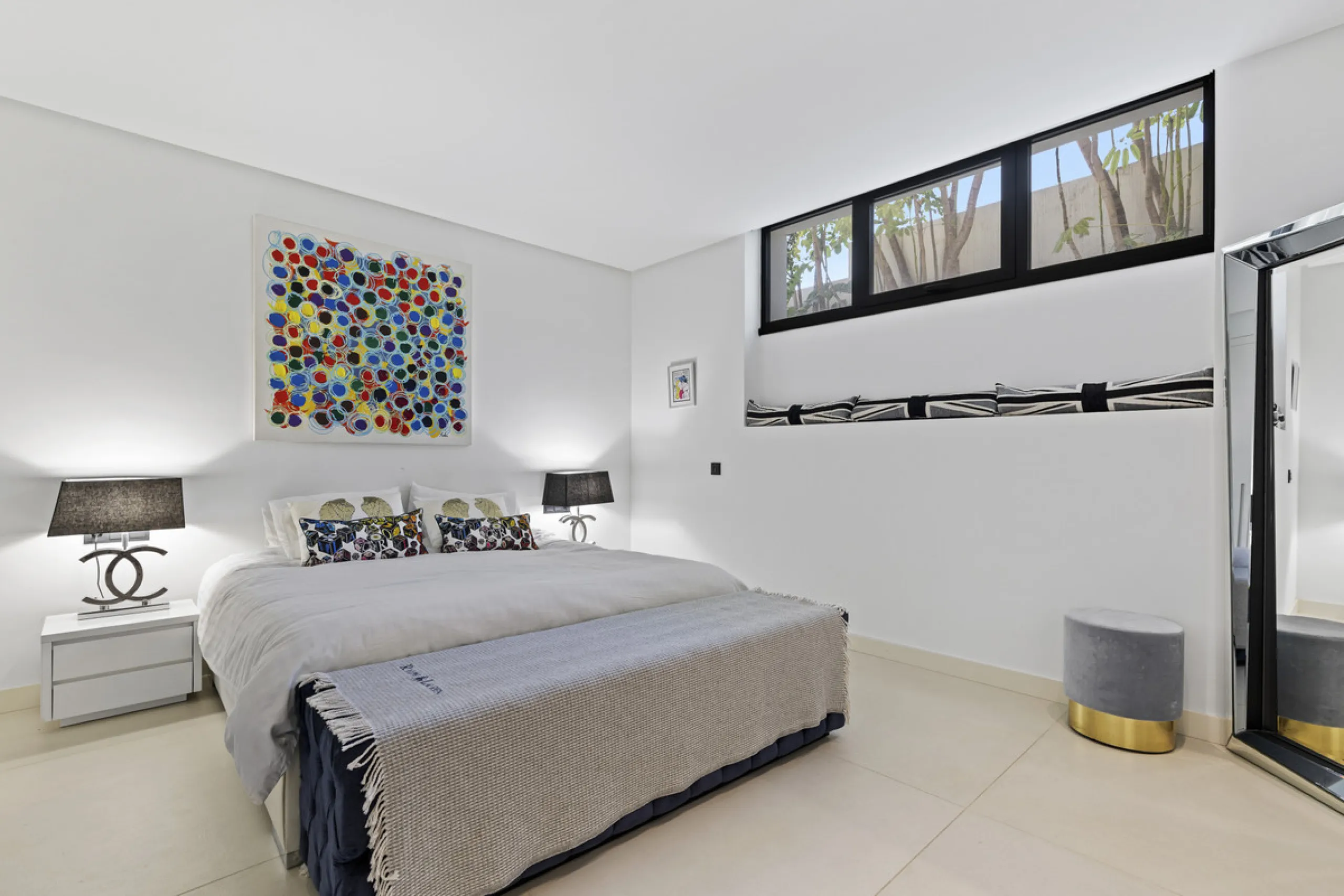 Experience the perfect blend of contemporary design and beachside living in this stunning modern villa in San Pedro de Alcántara. Bathed in natural light, the home features sleek, open-plan living with a spacious kitchen and dining area, an office, and a 